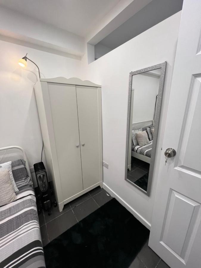 Modern Flat In Central Egham By Windsor Castle, Staines-Upon-Thames And Heathrow Airport Exterior photo
