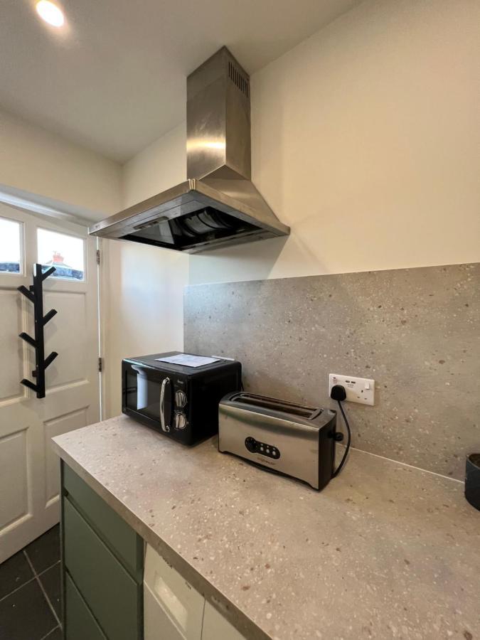 Modern Flat In Central Egham By Windsor Castle, Staines-Upon-Thames And Heathrow Airport Exterior photo