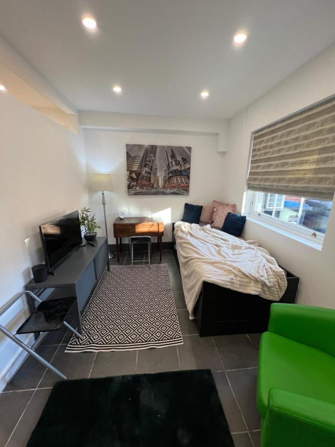 Modern Flat In Central Egham By Windsor Castle, Staines-Upon-Thames And Heathrow Airport Exterior photo