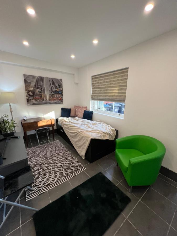 Modern Flat In Central Egham By Windsor Castle, Staines-Upon-Thames And Heathrow Airport Exterior photo
