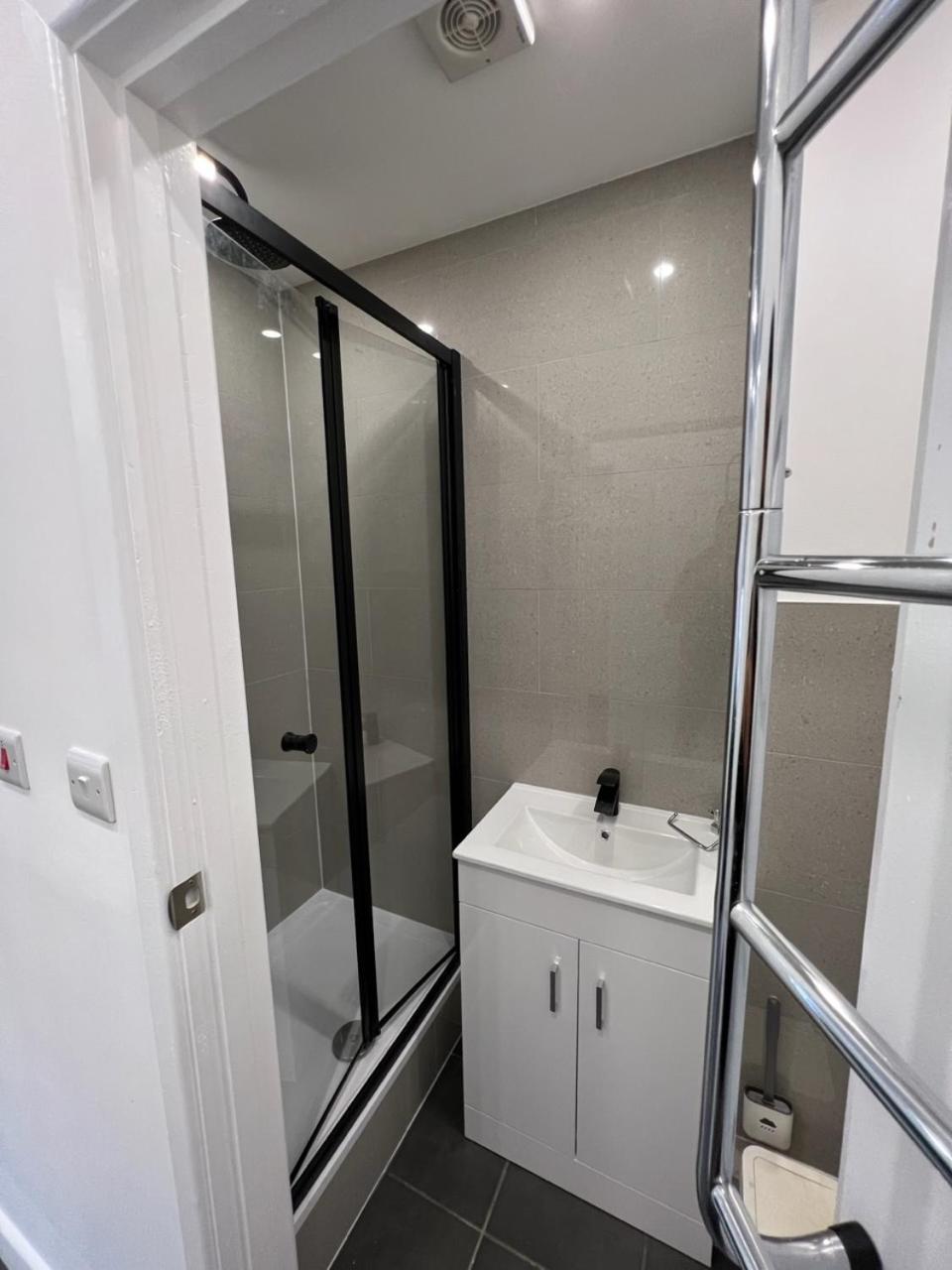 Modern Flat In Central Egham By Windsor Castle, Staines-Upon-Thames And Heathrow Airport Exterior photo