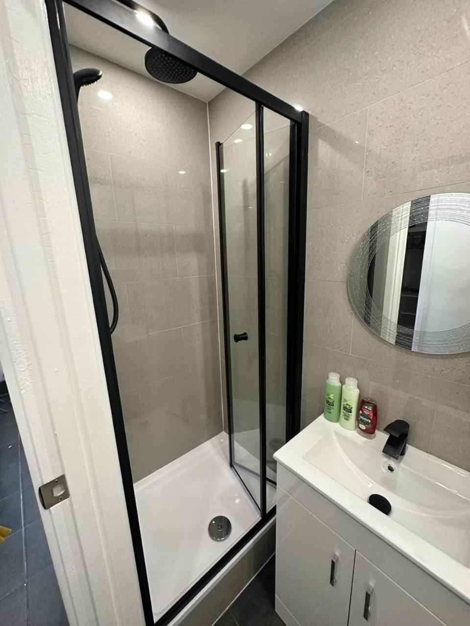 Modern Flat In Central Egham By Windsor Castle, Staines-Upon-Thames And Heathrow Airport Exterior photo